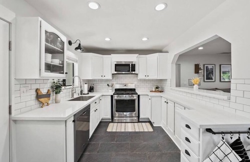 Valencia House | Magic Mountain 4 Bedroom 3 Bath Escape Modern Home