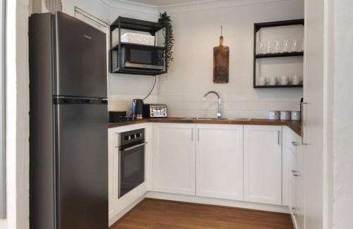 Fremantle Apartment | Magical Mcatee W Pool And King Bed