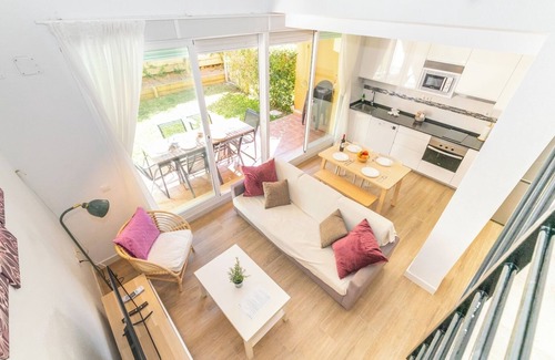 Los Canos de Meca Apartment | Magnífica duplex renovado con piscina garaje y jardín, frente a la playa de.