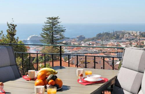 Santa Luzia Villa | Magnificent Funchal Villa Villa Luzia 5 Bedrooms Sea & City Views Pool Table