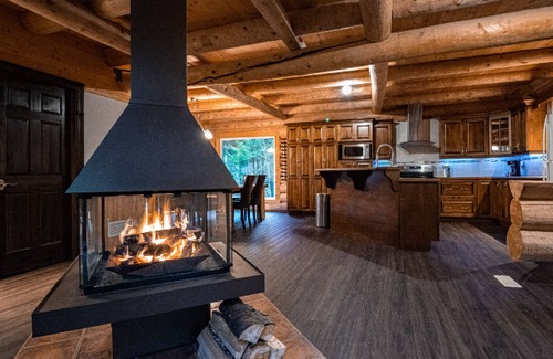 Lac-Sergent Ski Chalet | Magnificent log cabin located less than 30 minutes from Quebec.