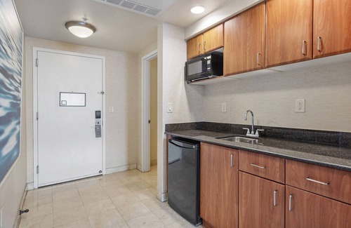 Sunny Isles Beach Hotel | Magnificent Studio in Luxe Beachfront Resort