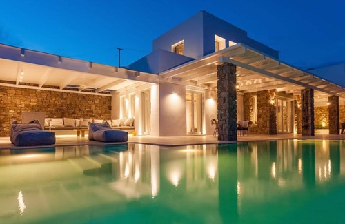 Elia House | Magnificent Villa for 14 persons, Gym, Pool, Close to Beach, Parking, Jacuzzi