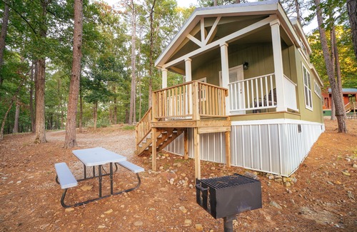 Royal Cottage | Magnolia Cottage at Safe Harbor Brady Mountain on Lake Ouachita!