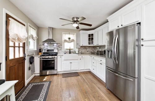 Edgemore House | Magnolia Cottage, Charming 3 Bedroom 2 Bath