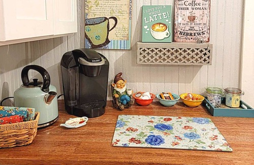 Foley House | Magnolia Gnomes and Gardens, Large Fenced yard and Pets Stay Free!