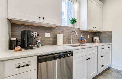 Lafayette House | Magnolia House/KING bed/Super Cozy/Instant Book