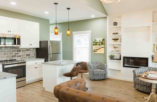 Lincoln House | Magnolia Manor: Two-Story, 6-Person Retreat, Balconies & Views!