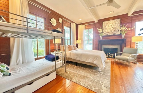 Cedar Bluff Resort | “Magnolia Overlook” Lakefront Resort Sleeps 90+! 2 Pools, Hot tubs, kayaks, etc!