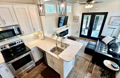 Tracy City Cabin | Magnolia Veil Overlooking the Lake