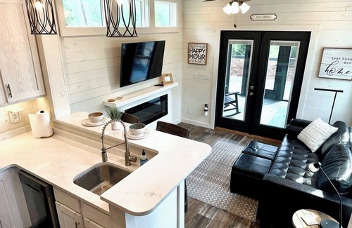 Tracy City Cabin | Magnolia Veil Overlooking the Lake