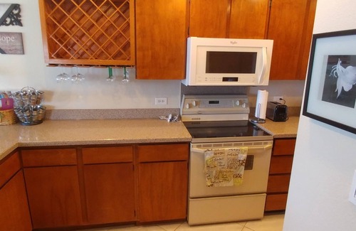 Maili Condo | Maili Cove Beachfront Get Away: Pool, Ocean & Sunsets/Teleworkers Dream