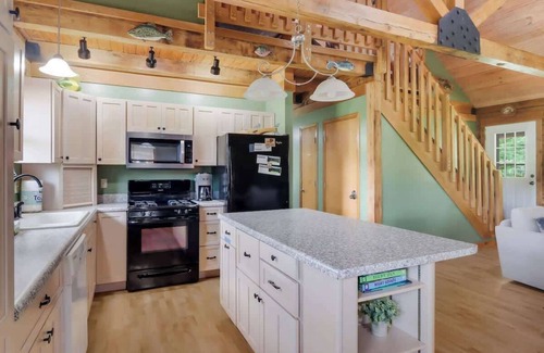 Beulah Cabin | Main Cabin Only Close to Crystal Mt with Hot Tub