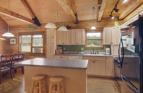 Beulah Cabin | Main Cabin Only Close to Crystal Mt with Hot Tub