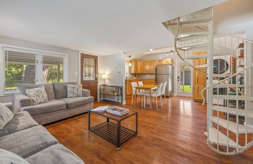 Delavan Lake Cottage | Main Level King Suite! 1 block to Lake Access! Cozy Cottage