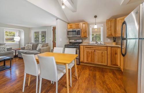 Delavan Lake Cottage | Main Level King Suite! 1 block to Lake Access! Cozy Cottage