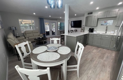 Weeki Wachee Gardens House | Main River Mermaid Sleeps 8 kayaks for everyone. Gulf access for scalloping