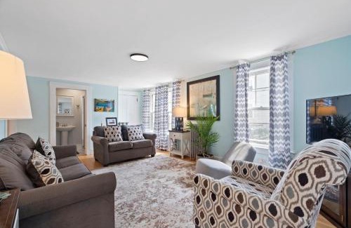 Meredith House | Main St Location Walk To Church Landing Pets