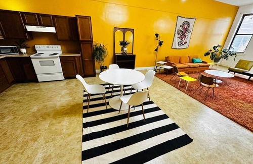 Inglefield Apartment | Main St. MCM Loft: Walk to Ford Center, Victory Theatre, Old National & More!