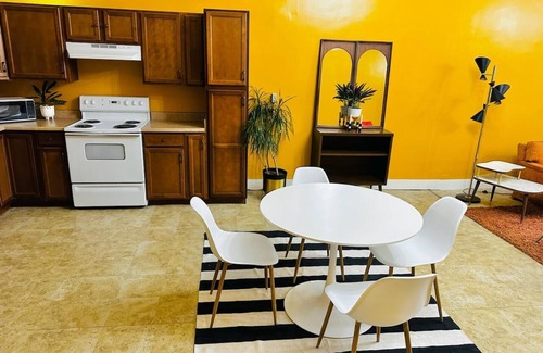 Inglefield Apartment | Main St. MCM Loft: Walk to Ford Center, Victory Theatre, Old National & More!