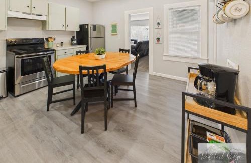 Philomath House | Main St New with AC Monthly stays Charming Cottage KING BED
