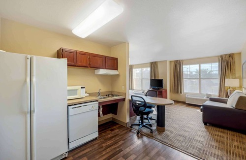 Paradise Hotel | MainStay Suites Las Vegas Flamingo