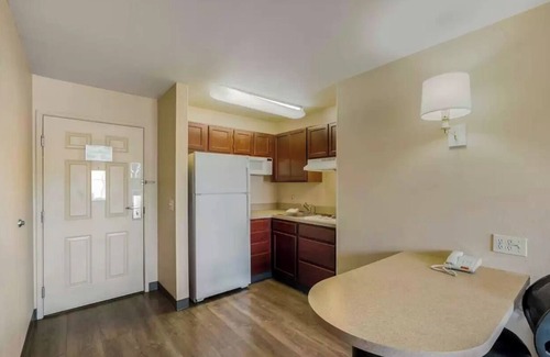 Paradise Hotel | MainStay Suites Las Vegas Flamingo