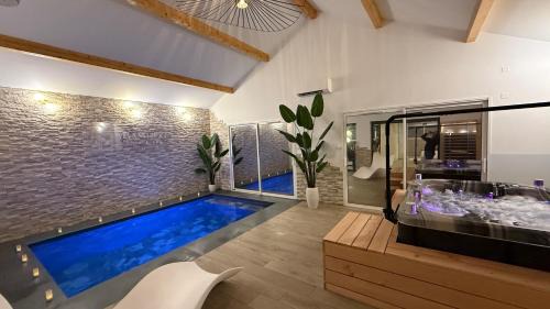 Echenoz-la-Meline Villa | Maison privative avec piscine intérieure, spa, sauna, cinéma et billard