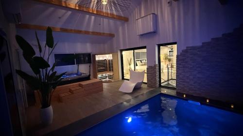 Echenoz-la-Meline Villa | Maison privative avec piscine intérieure, spa, sauna, cinéma et billard