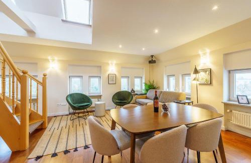 Lubeck City Centre Apartment | Maisonette am Holstentor mit Dachterrasse und Heimkino