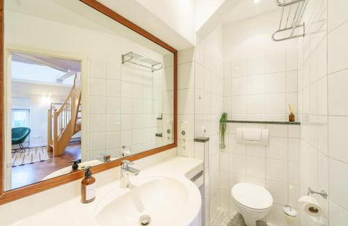 Lubeck City Centre Apartment | Maisonette am Holstentor mit Dachterrasse und Heimkino
