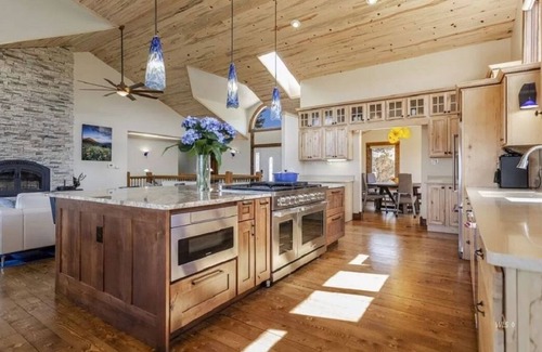 Howard House | Majestic Mountaintop Retreat! Luxury in a serene setting All seasons family fun