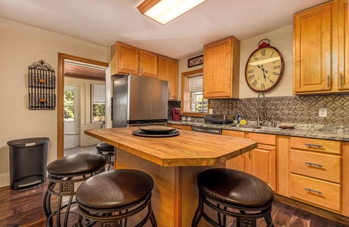 Dubuque House | Majestic & Relaxing Home w/3 Beds Pool Table Bar! Sleeps 8