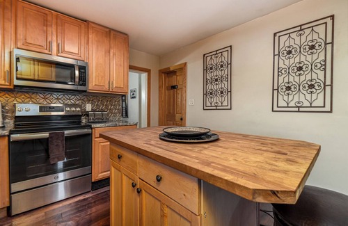 Dubuque House | Majestic & Relaxing Home w/3 Beds Pool Table Bar! Sleeps 8