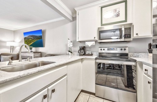 South Lake Tahoe Hotel | Majestic Views! 1BR Accommodation w/Kitchen! Breakfast, Pets Allowed!