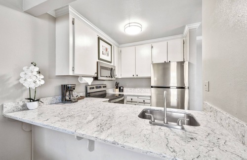 South Lake Tahoe Hotel | Majestic Views! 1BR Accommodation w/Kitchen! Breakfast, Pets Allowed!