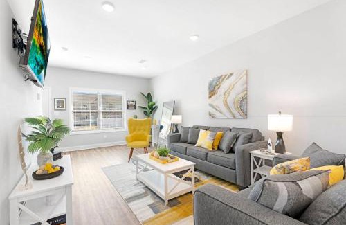 Clarksville Apartment | Make Lemonade in luxury w king bed and free parking plus 40 minutes to Nashville