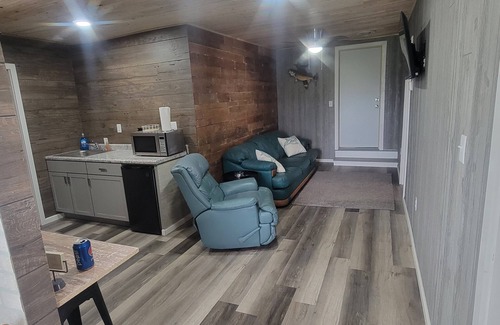 Gypsum Cabin | Make time for Lake Time! Close to all FERRIES, BEACHES, PARKS & CEDAR POINT!