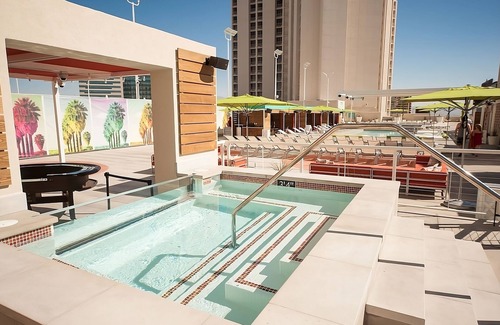 Downtown Las Vegas Hotel | Make Your Trip Unforgettable! 3 Convenient Units, Free Parking, Outdoor Pool