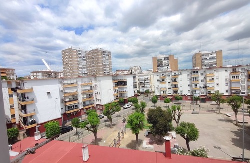 Doctor Barraquer-Grupo Renfe-Policlinico Apartment | Make yourself at home in the Luz Apartment, Seville, Macarena. Free parking