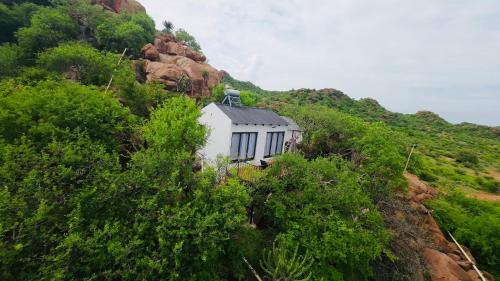Makhuduthamaga Villa | Makgobelo Lodge -The White House - Solar powered