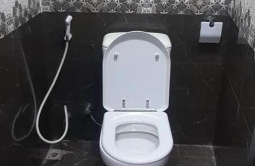 Al Majaz Apartment | Making friends with guests