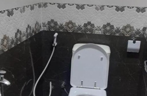 Al Majaz Apartment | Making friends with guests