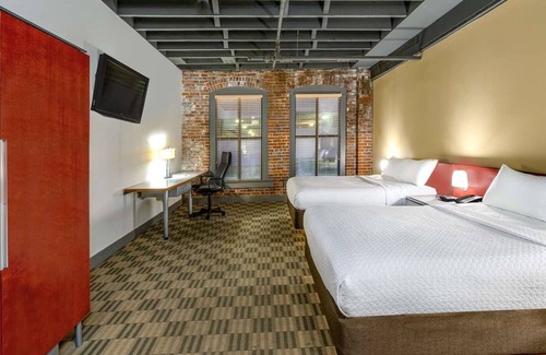 Downtown Columbus Hotel | Making The Best Memories Along The Way! Close to Kelton House Museum and Garden!