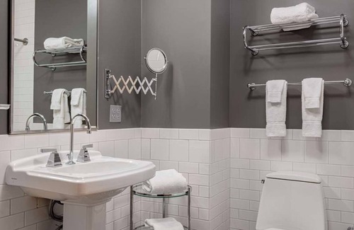 Downtown Columbus Hotel | Making The Best Memories Along The Way! Close to Kelton House Museum and Garden!