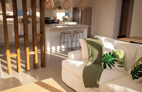 Antoneys Cay House | Malamala Villa at West Bay 4BR 3.5Bath, 5 minutes walking to West Bay Beach