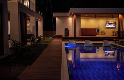 Antoneys Cay House | Malamala Villa at West Bay 4BR 3.5Bath, 5 minutes walking to West Bay Beach