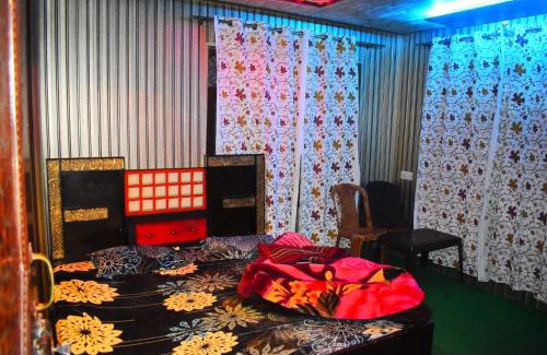 Kokernag House | Malik Guest House and restaurant