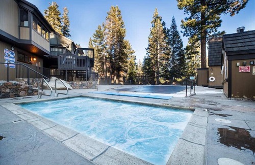 Majestic Pines Condo | Mammoth Basecamp Views & Close to Village & Eagle A/C & Fireplace