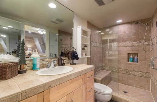 Majestic Pines Condo | Mammoth Basecamp Views & Close to Village & Eagle A/C & Fireplace